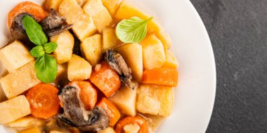 Patates yahnisi mantarı ve sebze. Doğal çerez. Lezzetli lezzetli gurme yemek. Masanın üstünde.