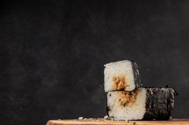 Onigiri sushi ton balığı. Japon yemeği. Lezzetli aperatifler.