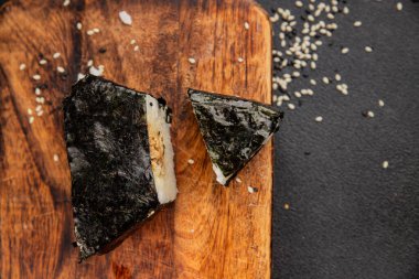 Onigiri sushi ton balığı. Japon yemeği. Lezzetli aperatifler.