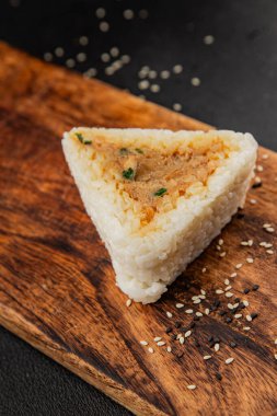 Onigiri sushi ton balığı. Japon yemeği. Lezzetli aperatifler.