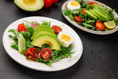 Avokado salatası roka, yumurta, domates, karışık yeşillikler, sebzeler taze gurme yemek arka plan lezzetli yemek masa üstü kırsal yemek fotokopi alanı keto ve paleo diyeti vejetaryen yemeği