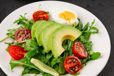 Avokado salatası roka, yumurta, domates, karışık yeşillikler, sebzeler taze gurme yemek arka plan lezzetli yemek masa üstü kırsal yemek fotokopi alanı keto ve paleo diyeti vejetaryen yemeği