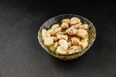 Baharatlı sarımsak dilimleri yağda kızartılmış sarımsak dilimleri fast food doğal lezzetli aperatifler taze leziz gurme yemek arkaplan masanın üstünde rustik üst görünüm fotokopi alanı vejetaryen ya da vejetaryen yemekleri