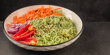 Vejetaryen şehriye, sebzeli yeşim şehriye, yeşil şehriye, yeşil erişte, sağlıklı yemek, Buda kasesi, ana yemek aperatifi, lezzetli gurme, arka plan, kırsal yemek, fotokopi alanı.