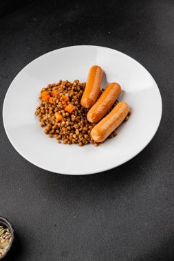 Sosisli mercimek, hızlı yemek, iştah açıcı taze lezzetli gurme yemek arka planı, kırsal manzaralı fotokopi odası.