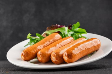 Sosis vejetaryen soya eti, bitkisel gıda, fast food, lezzetli aperatifler, lezzetli gurme yemek arka planı, masadaki rustik üst görünüm fotokopi alanı keto, ya da paleo diyet vejetaryen ya da vejetaryen yemeği.