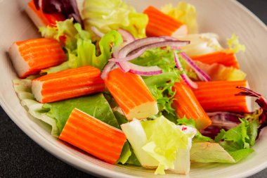 Yengeç salatası yeşil salata sağlıklı yemek aperatifi taze gurme yemek masası kırsal yemek üst görünüm fotokopi alanı keto ve paleo diyeti.