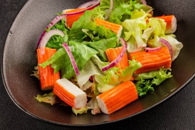 Yengeç salatası yeşil salata sağlıklı yemek aperatifi taze gurme yemek masası kırsal yemek üst görünüm fotokopi alanı keto ve paleo diyeti.