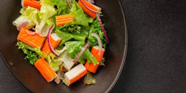 Yengeç salatası yeşil salata sağlıklı yemek aperatifi taze gurme yemek masası kırsal yemek üst görünüm fotokopi alanı keto ve paleo diyeti.