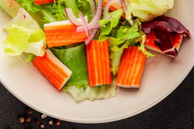 Yengeç salatası yeşil salata sağlıklı yemek aperatifi taze gurme yemek masası kırsal yemek üst görünüm fotokopi alanı keto ve paleo diyeti.