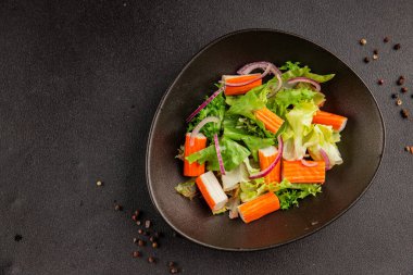 Yengeç salatası yeşil salata sağlıklı yemek aperatifi taze gurme yemek masası kırsal yemek üst görünüm fotokopi alanı keto ve paleo diyeti.