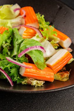 Yengeç salatası yeşil salata sağlıklı yemek aperatifi taze gurme yemek masası kırsal yemek üst görünüm fotokopi alanı keto ve paleo diyeti.