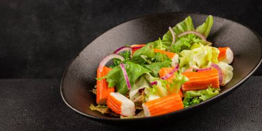 Yengeç salatası yeşil salata sağlıklı yemek aperatifi taze gurme yemek masası kırsal yemek üst görünüm fotokopi alanı keto ve paleo diyeti.