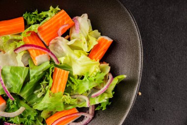 Yengeç salatası yeşil salata sağlıklı yemek aperatifi taze gurme yemek masası kırsal yemek üst görünüm fotokopi alanı keto ve paleo diyeti.