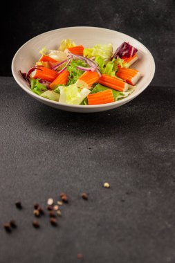 Yengeç salatası yeşil salata sağlıklı yemek aperatifi taze gurme yemek masası kırsal yemek üst görünüm fotokopi alanı keto ve paleo diyeti.