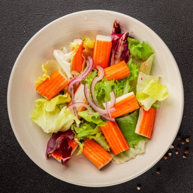 Yengeç salatası yeşil salata sağlıklı yemek aperatifi taze gurme yemek masası kırsal yemek üst görünüm fotokopi alanı keto ve paleo diyeti.