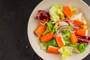 Yengeç salatası yeşil salata sağlıklı yemek aperatifi taze gurme yemek masası kırsal yemek üst görünüm fotokopi alanı keto ve paleo diyeti.