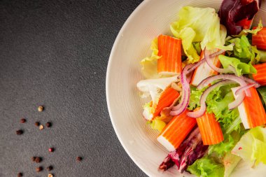 Yengeç salatası yeşil salata sağlıklı yemek aperatifi taze gurme yemek masası kırsal yemek üst görünüm fotokopi alanı keto ve paleo diyeti.