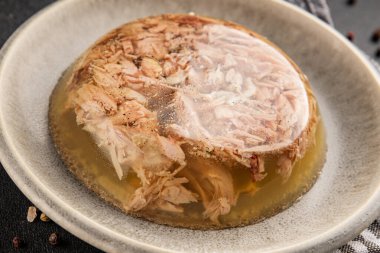 Et jölesi, sarımsaklı et, kas gücü, jöleli domuz eti, dana eti, iştah açıcı taze yemek arka planı, kırsal yemek, üst görünüm, fotokopi alanı.