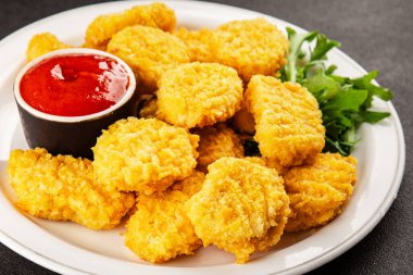 Tavuk nuggetları fast food doğal lezzetli aperatifler taze lezzetli gurme yemek arka planı masa rustik üst görünüm fotokopi alanı