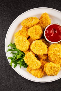 Tavuk nuggetları fast food doğal lezzetli aperatifler taze lezzetli gurme yemek arka planı masa rustik üst görünüm fotokopi alanı