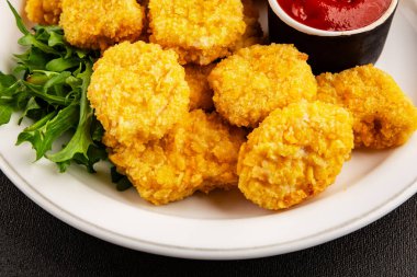 Tavuk nuggetları fast food doğal lezzetli aperatifler taze lezzetli gurme yemek arka planı masa rustik üst görünüm fotokopi alanı