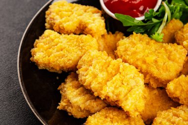 Tavuk nuggetları fast food doğal lezzetli aperatifler taze lezzetli gurme yemek arka planı masa rustik üst görünüm fotokopi alanı