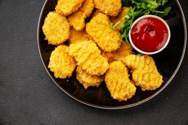 Tavuk nuggetları fast food doğal lezzetli aperatifler taze lezzetli gurme yemek arka planı masa rustik üst görünüm fotokopi alanı