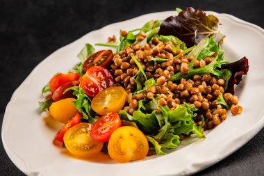 Mercimek salatası sebzeleri, domates, yeşil yaprak marul lezzetli aperatif lezzetli lezzetli gurme yemek masası kırsal üst görünüm fotokopi alanı keto ve paleo diyet vejetaryen ve vejetaryen yemekleri.