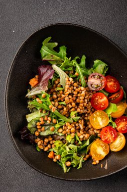 Mercimek salatası sebzeleri, domates, yeşil yaprak marul lezzetli aperatif lezzetli lezzetli gurme yemek masası kırsal üst görünüm fotokopi alanı keto ve paleo diyet vejetaryen ve vejetaryen yemekleri.