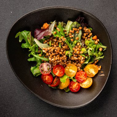Mercimek salatası sebzeleri, domates, yeşil yaprak marul lezzetli aperatif lezzetli lezzetli gurme yemek masası kırsal üst görünüm fotokopi alanı keto ve paleo diyet vejetaryen ve vejetaryen yemekleri.