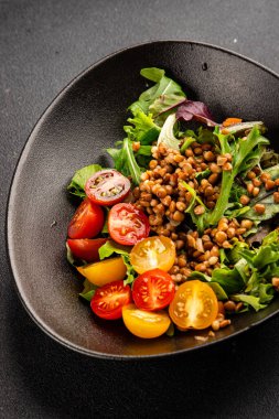 Mercimek salatası sebzeleri, domates, yeşil yaprak marul lezzetli aperatif lezzetli lezzetli gurme yemek masası kırsal üst görünüm fotokopi alanı keto ve paleo diyet vejetaryen ve vejetaryen yemekleri.