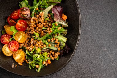 Mercimek salatası sebzeleri, domates, yeşil yaprak marul lezzetli aperatif lezzetli lezzetli gurme yemek masası kırsal üst görünüm fotokopi alanı keto ve paleo diyet vejetaryen ve vejetaryen yemekleri.