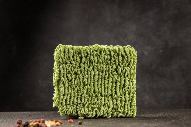 Yeşim erişte çiğ erişte sağlıklı erişte ana yemek ana yemek aperatifi taze lezzetli gurme yemek masası kırsal yiyecek üst görüş alanı