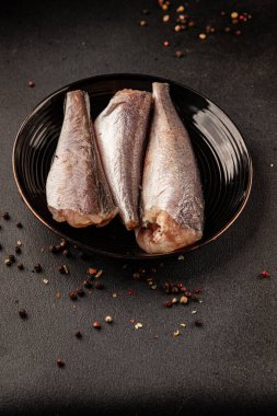 Çiğ balık, sağlıklı deniz mahsulleri ana yemek ana yemek aperatifler taze lezzetli gurme yemek masası kırsal yemek, fotokopi alanı, peskataryan diyeti.