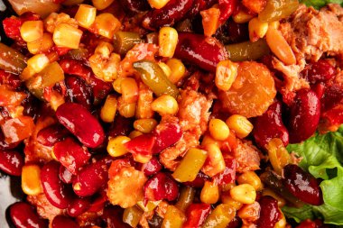 Meksika salatası ton balığı, kırmızı fasulye, mısır, biber, sebze yağı, sebze yağı, deniz ürünleri sağlıklı yemek ana yemek aperatifler taze lezzetli yemek masa arkası yemekleri üst manzara fotokopi alanı keto ve paleo diyeti vejetaryen yemekleri