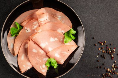 Mortadella sosisi eti dilimliyor. Atıştırmalık lezzetli. Lezzetli gurme yemeği.