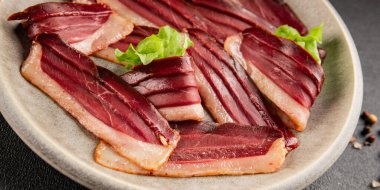 Ördek göğsü dilimleri, tütsülenmiş et, kümes hayvanları, yemekler, lezzetli çerezler, lezzetli gurme yemek arka planı, masa kırsal yiyeceklerin üst görünümü, fotokopi alanı.