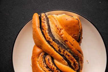 Haşhaş tohumu rulosu haşhaşlı tatlı tatlı tatlı tatlı haşhaşlı tohum lezzetli çerez taze gurme yemek masası kırsal yiyecekleri fotokopi odasına yerleştirdi.