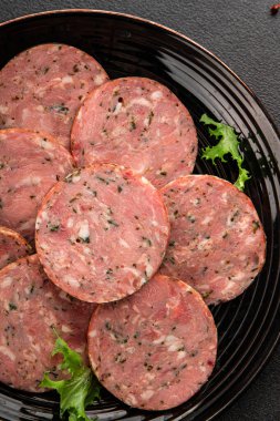 Sosis, sarımsak ve baharat dilimleri salam eti lezzetli çerez taze gurme yemek arkaplanı masa rustik gıda üst görünümü fotokopi alanı