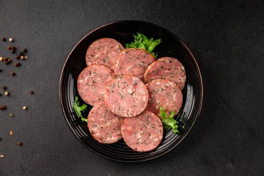 Sosis, sarımsak ve baharat dilimleri salam eti lezzetli çerez taze gurme yemek arkaplanı masa rustik gıda üst görünümü fotokopi alanı