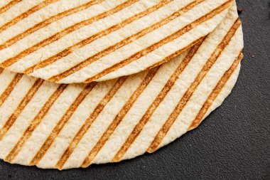 Lavaş ızgarası lezzetli atıştırmalıklar için hazır taze gurme yemek arkaplanı masa rustik gıda üst görünüm fotokopi alanı