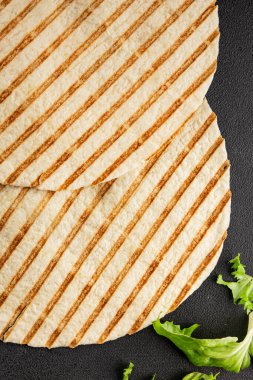 Lavaş ızgarası lezzetli atıştırmalıklar için hazır taze gurme yemek arkaplanı masa rustik gıda üst görünüm fotokopi alanı