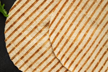 Lavaş ızgarası lezzetli atıştırmalıklar için hazır taze gurme yemek arkaplanı masa rustik gıda üst görünüm fotokopi alanı