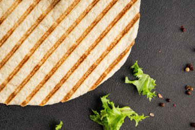 Lavaş ızgarası lezzetli atıştırmalıklar için hazır taze gurme yemek arkaplanı masa rustik gıda üst görünüm fotokopi alanı