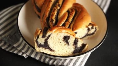 Haşhaş tohumu rulosu haşhaşlı tatlı tatlı tatlı tatlı haşhaşlı tohum lezzetli çerez taze gurme yemek masası kırsal yiyecekleri fotokopi odasına yerleştirdi.