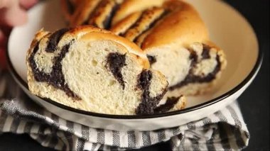 Haşhaş tohumu rulosu haşhaşlı tatlı tatlı tatlı tatlı haşhaşlı tohum lezzetli çerez taze gurme yemek masası kırsal yiyecekleri fotokopi odasına yerleştirdi.