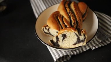 Haşhaş tohumu rulosu haşhaşlı tatlı tatlı tatlı tatlı haşhaşlı tohum lezzetli çerez taze gurme yemek masası kırsal yiyecekleri fotokopi odasına yerleştirdi.