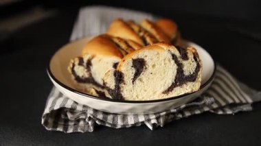 Haşhaş tohumu rulosu haşhaşlı tatlı tatlı tatlı tatlı haşhaşlı tohum lezzetli çerez taze gurme yemek masası kırsal yiyecekleri fotokopi odasına yerleştirdi.