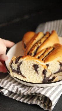 Haşhaş tohumu rulosu haşhaşlı tatlı tatlı tatlı tatlı haşhaşlı tohum lezzetli çerez taze gurme yemek masası kırsal yiyecekleri fotokopi odasına yerleştirdi.